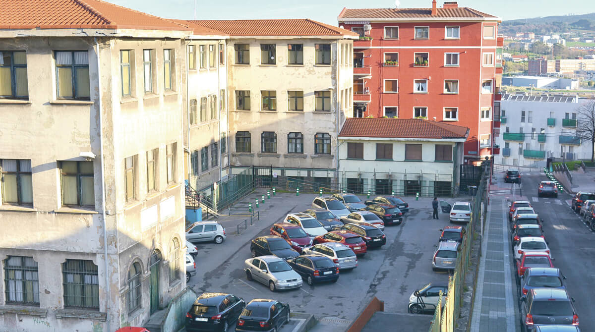 El aparcamiento del antiguo Colegio Rebonza, antes de los trabajos de repintado